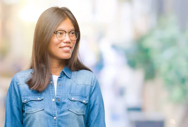 Mujer Asiática Joven Con Gafas Sobre Fondo Aislado Mirando Hacia —  Fotos de Stock