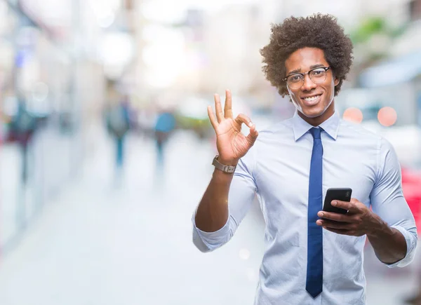 Afro Amerikaanse Bedrijfsleven Man Texting Met Smartphone Geïsoleerde Achtergrond Doen — Stockfoto
