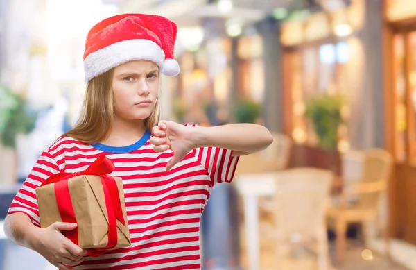 Young Beautiful Girl Wearing Christmas Hat Holding Gift Isolated Background — Stock Photo, Image