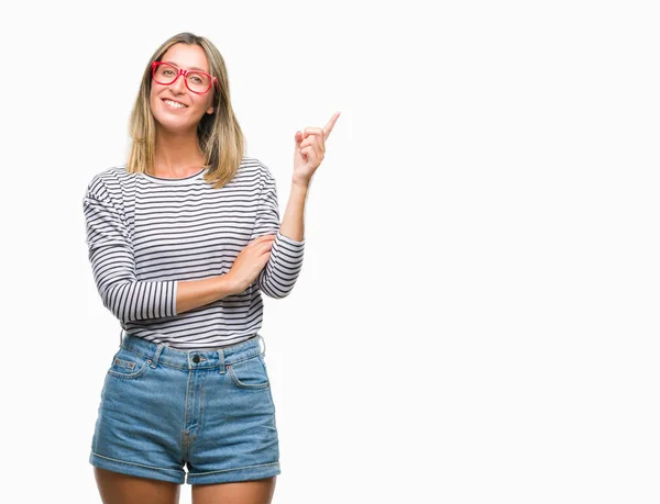 Giovane Bella Donna Indossa Occhiali Sfondo Isolato Con Grande Sorriso — Foto Stock