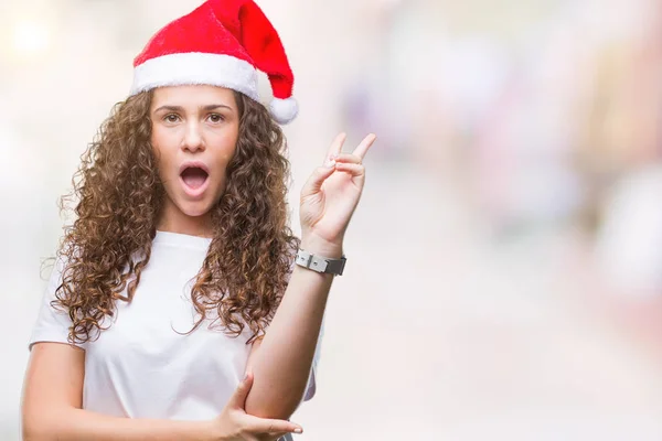 Jonge Brunette Meisje Dragen Kerstmuts Geïsoleerde Achtergrond Glimlachend Met Blij — Stockfoto