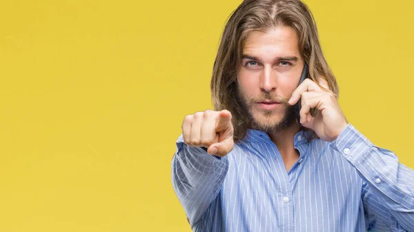 Joven Hombre Guapo Con Pelo Largo Sobre Fondo Aislado Hablando —  Fotos de Stock