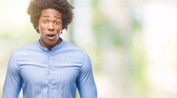 Afroamerikanischer Mann Mit Isoliertem Hintergrund Verängstigt Und Schockiert Mit Überraschtem — Stockfoto