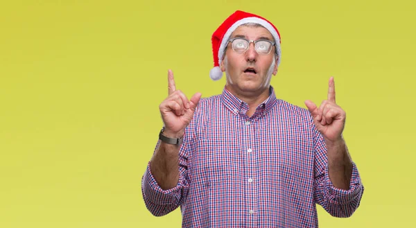 Pěkný Starší Muž Nosí Vánoční Čepice Izolované Pozadí Ohromen Překvapen — Stock fotografie