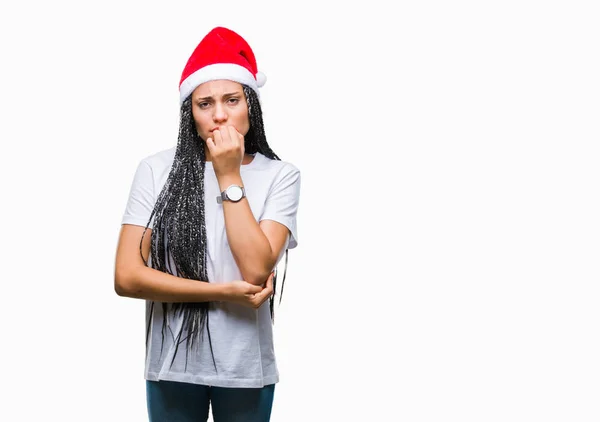 Joven Chica Afroamericana Trenzada Pelo Usando Sombrero Navidad Sobre Fondo — Foto de Stock
