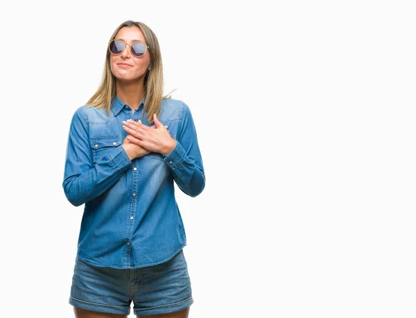 Jovem Mulher Bonita Vestindo Óculos Sol Sobre Fundo Isolado Sorrindo — Fotografia de Stock