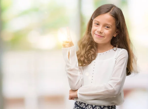 Brünettes Hispanisches Mädchen Lächelt Mit Glücklichem Gesicht Und Zwinkert Die — Stockfoto