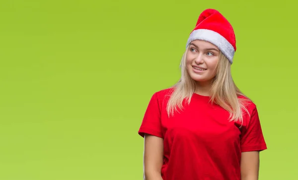 若い白人女性をクリスマスの帽子をかぶっては 背景が笑顔で側に自然な表現の顔に離れて見て分離 自信を持って笑ってください — ストック写真