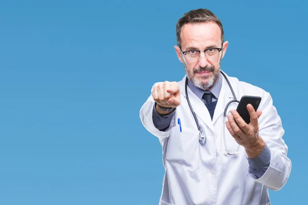 Medelåldern Senior Hoary Doktor Mannen Textning Med Smartphone Isolerade Bakgrund — Stockfoto