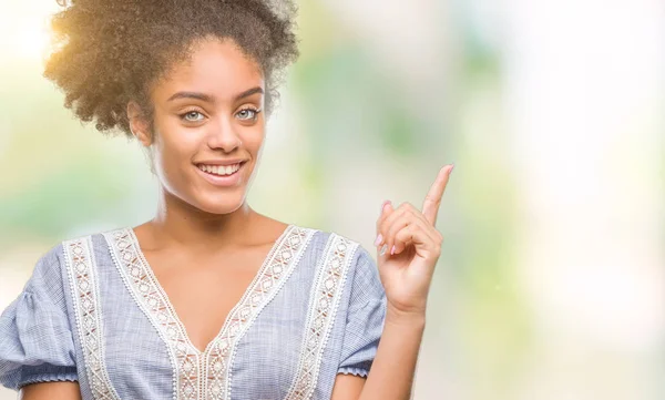 Jonge Afro Amerikaanse Vrouw Geïsoleerde Achtergrond Met Een Grote Glimlach — Stockfoto