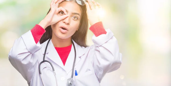 Jovem Árabe Médico Mulher Sobre Fundo Isolado Fazendo Gesto Chocado — Fotografia de Stock