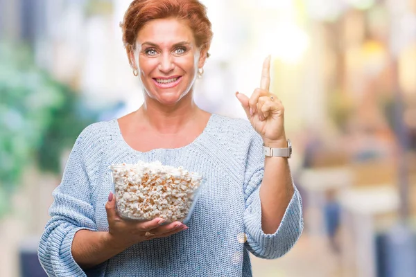 Atrractive Senior Caucasienne Rousse Femme Mangeant Pop Corn Sur Fond — Photo