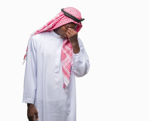 Молодой Арабический Африканский Мужчина Одетый Традиционную Кеффию Изолированном Фоне Устал — стоковое фото