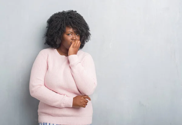 Młody Afroamerykanin Kobieta Wielkości Ponad Ścianą Szary Tło Zima Swetrze — Zdjęcie stockowe