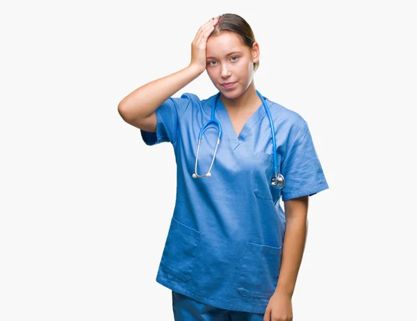 Mladý Lékař Kavkazský Žena Nosí Zdravotní Uniformu Izolované Pozadí Mást — Stock fotografie
