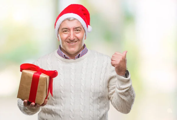 Bel Homme Âgé Portant Chapeau Noël Tenant Cadeau Sur Fond — Photo