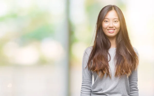 Joven Mujer Asiática Sobre Fondo Aislado Con Una Sonrisa Feliz —  Fotos de Stock