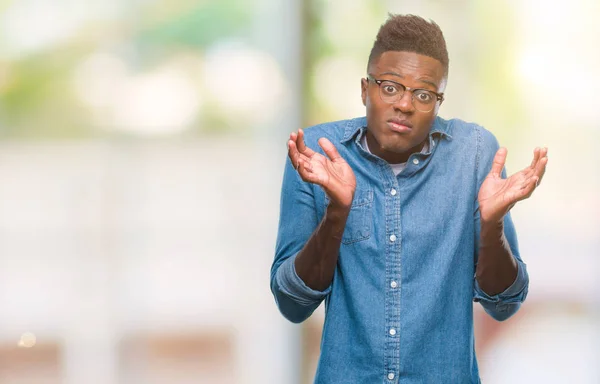 Jovem Homem Afro Americano Sobre Fundo Isolado Expressão Indolor Confuso — Fotografia de Stock