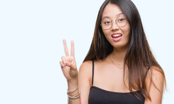 Mujer Asiática Joven Con Gafas Sobre Fondo Aislado Sonriendo Con —  Fotos de Stock