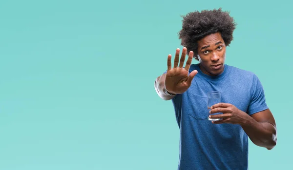 Uomo Afro Americano Bere Bicchiere Acqua Sfondo Isolato Con Mano — Foto Stock