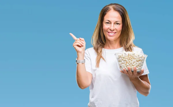Średnim Wieku Hiszpanin Kobieta Jedzenie Popcorn Białym Tle Bardzo Szczęśliwy — Zdjęcie stockowe