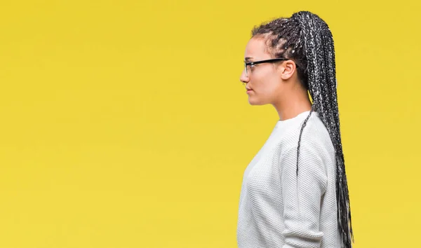 編んだ髪の若いアフリカ系アメリカ人女の子側を分離の背景にメガネとセーターを着てリラックスして自信を持って笑顔で自然の顔を持つプロファイル ポーズ — ストック写真