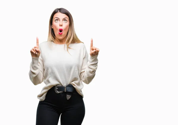 Giovane Bella Donna Casual Maglione Bianco Sfondo Isolato Stupito Sorpreso — Foto Stock