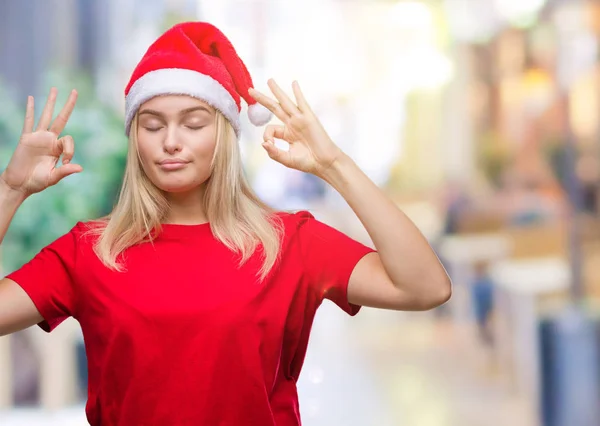 Jovem Caucasiana Vestindo Chapéu Natal Sobre Fundo Isolado Relaxar Sorrir — Fotografia de Stock