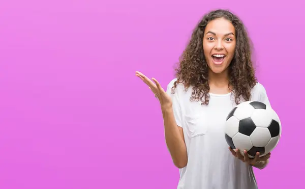 Jovem Hispânica Segurando Bola Futebol Muito Feliz Animado Expressão Vencedora — Fotografia de Stock