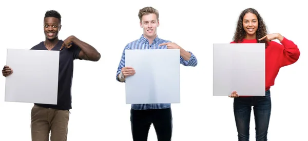 Composición Jóvenes Sosteniendo Pancarta Blanco Sobre Fondo Aislado Con Cara — Foto de Stock