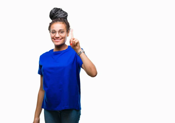 Молодая Афроамериканка Косичками Очках Изолированном Фоне Показывает Показывает Пальцем Номер — стоковое фото