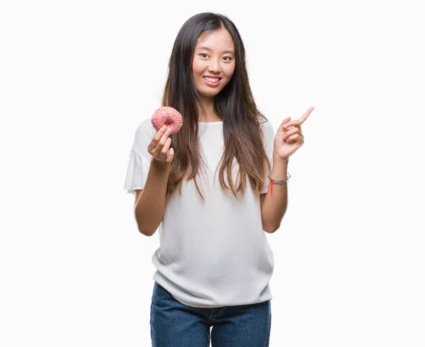 Joven Mujer Asiática Comiendo Donut Sobre Aislado Fondo Muy Feliz — Foto de Stock