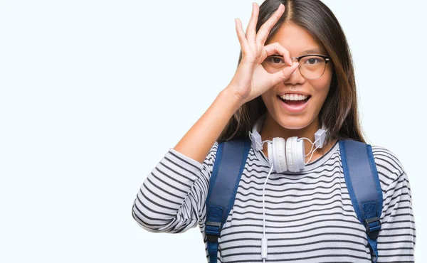 Ung Asiatisk Student Kvinna Bär Hörlurar Och Ryggsäck Över Isolerade — Stockfoto