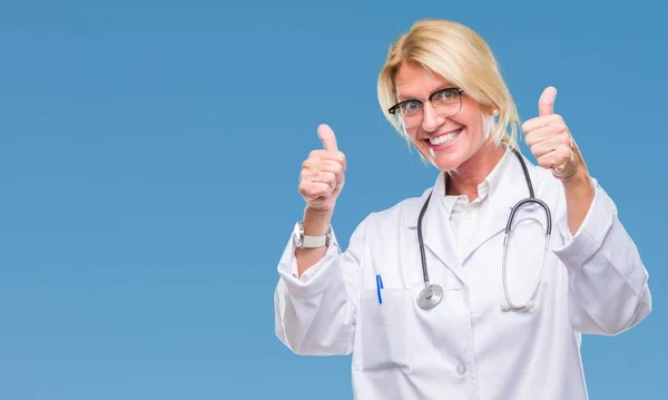 Medioevo Bionda Medico Donna Sfondo Isolato Approvando Facendo Gesto Positivo — Foto Stock