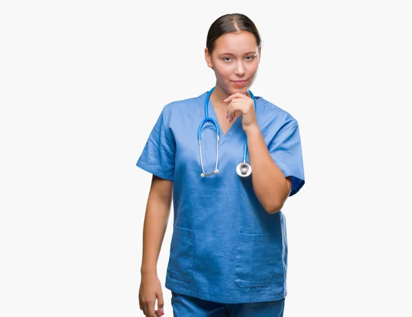 Młody Lekarz Kaukaski Kobieta Sobie Uniform Medyczny Białym Tle Patrząc — Zdjęcie stockowe