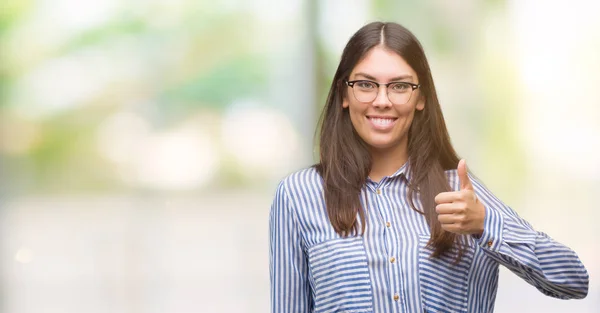 Junge Schöne Hispanische Geschäftsfrau Macht Glückliche Daumen Nach Oben Geste — Stockfoto