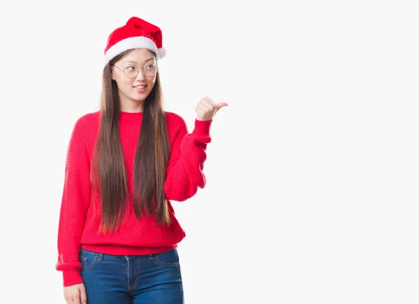 Молода Китайська Жінка Над Ізольовані Фон Носіння Різдво Капелюх Посміхається — стокове фото