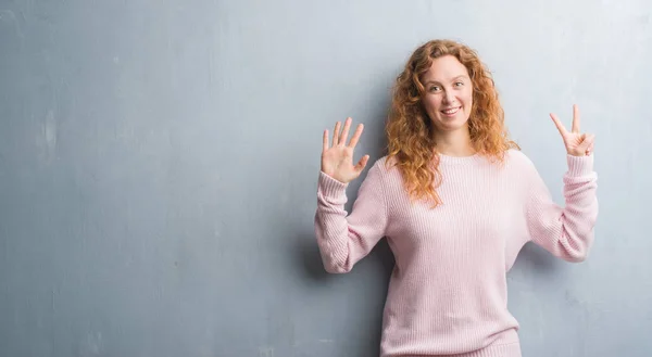 분홍색 스웨터 보여주는 그리고 손가락으로 가리키는 자신감과 — 스톡 사진