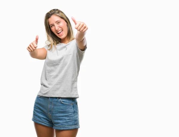 年轻美丽的女人在孤立的背景批准做积极的手势与手 竖起大拇指微笑 并为成功而高兴 看着相机 胜利者的手势 — 图库照片