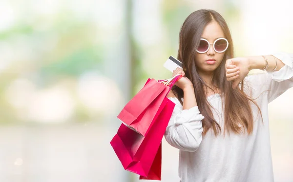 Young Asian Woman Holding Shopping Bags Sales Isolated Background Angry — Stock Photo, Image