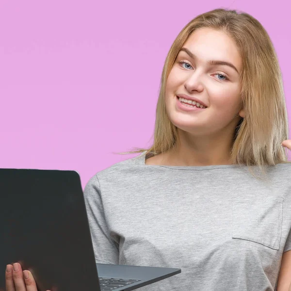 年轻的白种人妇女使用计算机笔记本电脑在孤立的背景惊讶的想法或问题指向手指与幸福的脸 — 图库照片