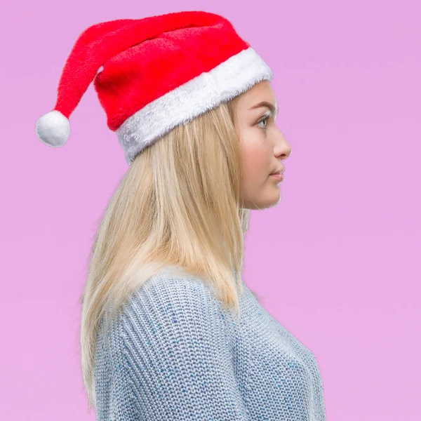 Jonge Kaukasische Vrouw Dragen Kerstmuts Geïsoleerde Achtergrond Zoek Naar Kant — Stockfoto