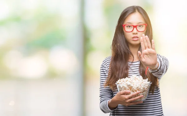 Giovane Donna Asiatica Mangiare Popcorn Sfondo Isolato Con Mano Aperta — Foto Stock