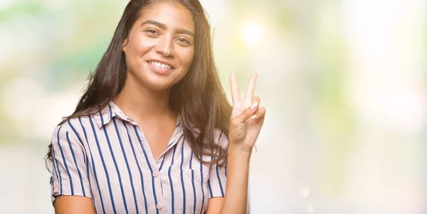 Joven Mujer Árabe Hermosa Sobre Fondo Aislado Sonriendo Con Cara —  Fotos de Stock