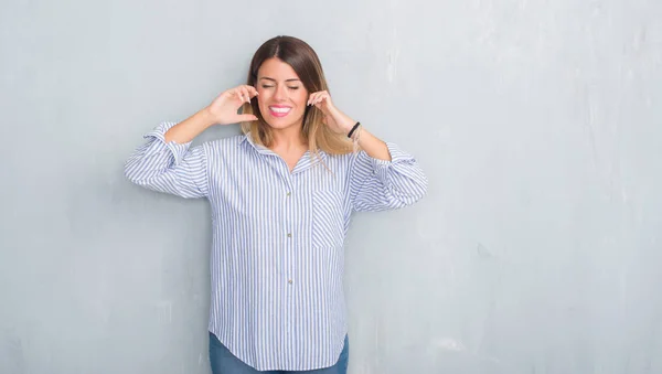 Giovane Donna Adulta Sopra Parete Grigia Grunge Indossando Abiti Lavoro — Foto Stock