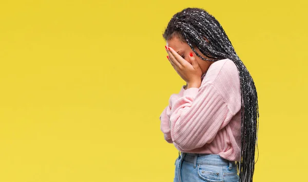 Молодая Афроамериканка Плетеными Волосами Носит Свитер Изолированном Фоне Грустным Лицом — стоковое фото
