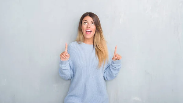 Joven Mujer Adulta Sobre Pared Grunge Gris Vistiendo Traje Invierno — Foto de Stock