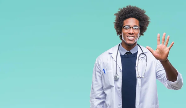 美国黑人医生在孤立的背景显示和指着手指数五 而微笑着自信和快乐 — 图库照片