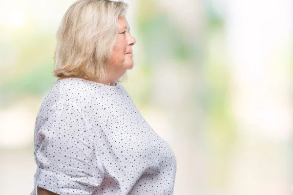 Senior Grootte Kaukasische Vrouw Geïsoleerd Achtergrond Zoek Naar Kant Ontspannen — Stockfoto