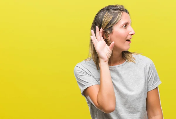 噂やゴシップに審理をリスニングの耳に手を浮かべて隔離された背景に若くてきれいな女性 難聴の概念 — ストック写真